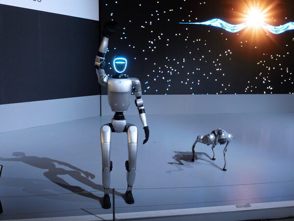 牛のフンで走る車に、リアル「ミライドン」!? 101万人が熱狂した【ジャパンモビリティショー2025】に親子で熱狂！