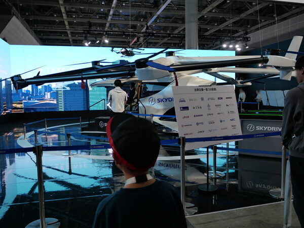 牛のフンで走る車に、リアル「ミライドン」!? 101万人が熱狂した【ジャパンモビリティショー2025】に親子で熱狂！