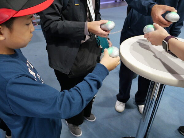 牛のフンで走る車に、リアル「ミライドン」!? 101万人が熱狂した【ジャパンモビリティショー2025】に親子で熱狂！