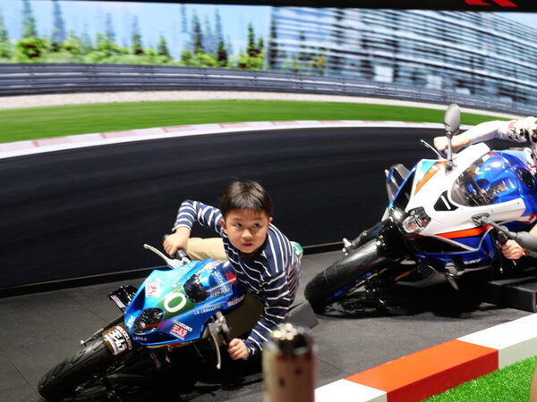 牛のフンで走る車に、リアル「ミライドン」!? 101万人が熱狂した【ジャパンモビリティショー2025】に親子で熱狂！