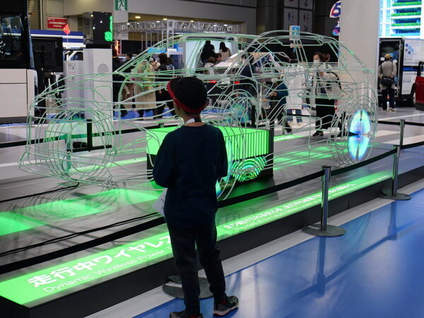 牛のフンで走る車に、リアル「ミライドン」!? 101万人が熱狂した【ジャパンモビリティショー2025】に親子で熱狂！