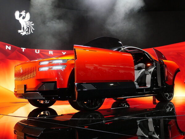 牛のフンで走る車に、リアル「ミライドン」!? 101万人が熱狂した【ジャパンモビリティショー2025】に親子で熱狂！