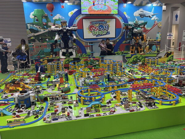 牛のフンで走る車に、リアル「ミライドン」!? 101万人が熱狂した【ジャパンモビリティショー2025】に親子で熱狂！