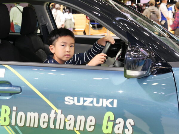 牛のフンで走る車に、リアル「ミライドン」!? 101万人が熱狂した【ジャパンモビリティショー2025】に親子で熱狂！