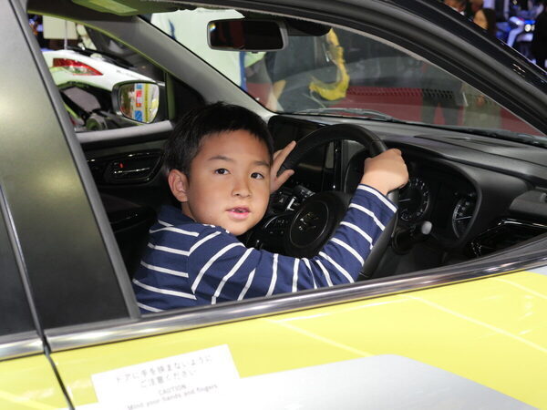 牛のフンで走る車に、リアル「ミライドン」!? 101万人が熱狂した【ジャパンモビリティショー2025】に親子で熱狂！