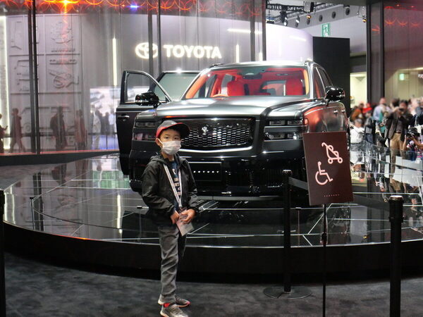 牛のフンで走る車に、リアル「ミライドン」!? 101万人が熱狂した【ジャパンモビリティショー2025】に親子で熱狂！