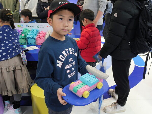 牛のフンで走る車に、リアル「ミライドン」!? 101万人が熱狂した【ジャパンモビリティショー2025】に親子で熱狂！