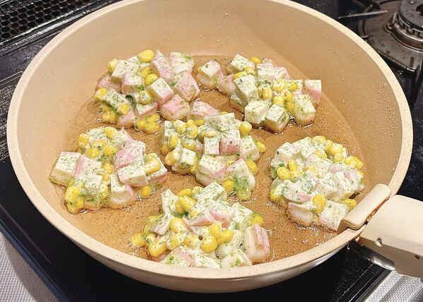 【秒でなくなるウマさ】余ったおせちの「かまぼこ」が大変身！「かまぼことコーンの磯辺揚げ」
