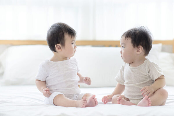 【思わず目を疑った双子の行動】これぞ双子のテレパシー!? まだ話せないのに、なんでそんなことが…