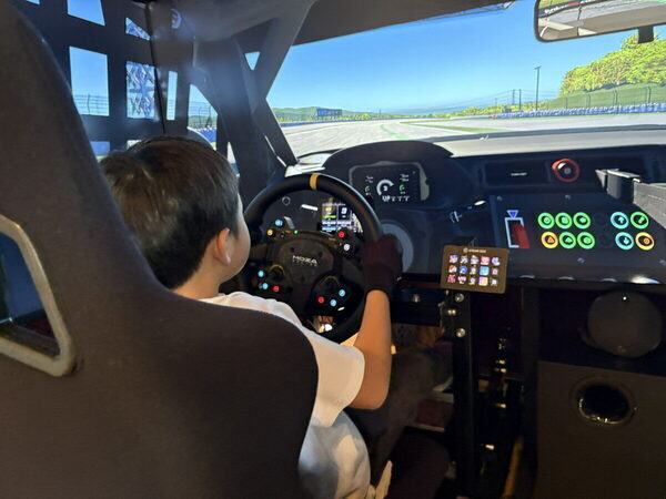 小4息子が絶叫、パパも冷や汗！ゲームとは別次元の本格「運転シミュレーター」が10分550円で体験できちゃった！（東京・八王子市）