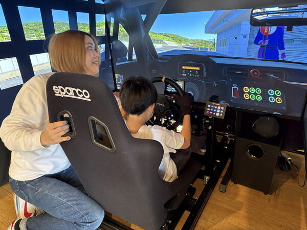 小4息子が絶叫、パパも冷や汗！ゲームとは別次元の本格「運転シミュレーター」が10分550円で体験できちゃった！（東京・八王子市）