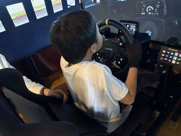 小4息子が絶叫、パパも冷や汗！ゲームとは別次元の本格「運転シミュレーター」が10分550円で体験できちゃった！（東京・八王子市）