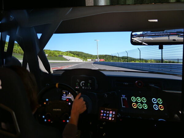 小4息子が絶叫、パパも冷や汗！ゲームとは別次元の本格「運転シミュレーター」が10分550円で体験できちゃった！（東京・八王子市）