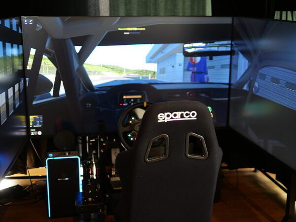 小4息子が絶叫、パパも冷や汗！ゲームとは別次元の本格「運転シミュレーター」が10分550円で体験できちゃった！（東京・八王子市）