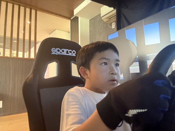 小4息子が絶叫、パパも冷や汗！ゲームとは別次元の本格「運転シミュレーター」が10分550円で体験できちゃった！（東京・八王子市）