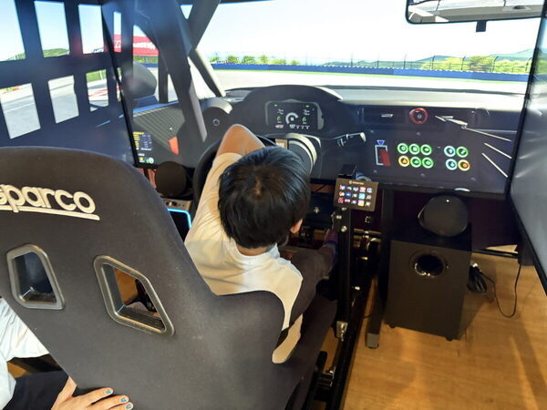 小4息子が絶叫、パパも冷や汗！ゲームとは別次元の本格「運転シミュレーター」が10分550円で体験できちゃった！（東京・八王子市）