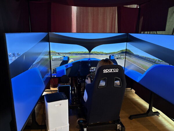 小4息子が絶叫、パパも冷や汗！ゲームとは別次元の本格「運転シミュレーター」が10分550円で体験できちゃった！（東京・八王子市）