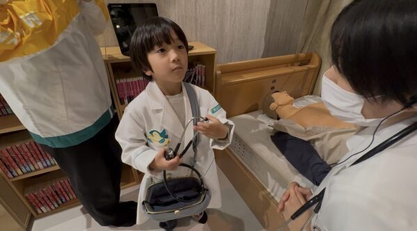 遊びなのに学びが深い。親と離れてここまでできるとは...7歳・5歳の「成長が見えた」カンドゥー幕張のお医者さん体験