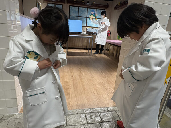 遊びなのに学びが深い。親と離れてここまでできるとは...7歳・5歳の「成長が見えた」カンドゥー幕張のお医者さん体験