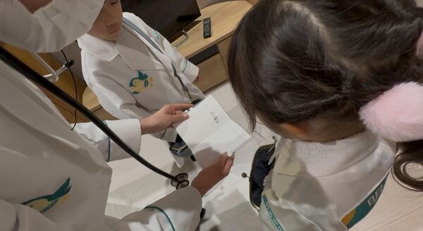 遊びなのに学びが深い。親と離れてここまでできるとは...7歳・5歳の「成長が見えた」カンドゥー幕張のお医者さん体験