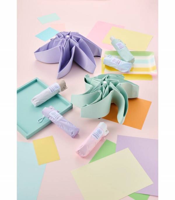 バッグに入れてるのを忘れる軽さ！173gでパッとたためて、毎日持ちたいカラフル日傘が登場