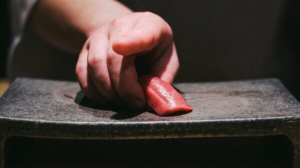 寿司好きほど驚く。高級寿司店監修の江戸前寿司15貫を3,300円で味わえるOPEN記念コース