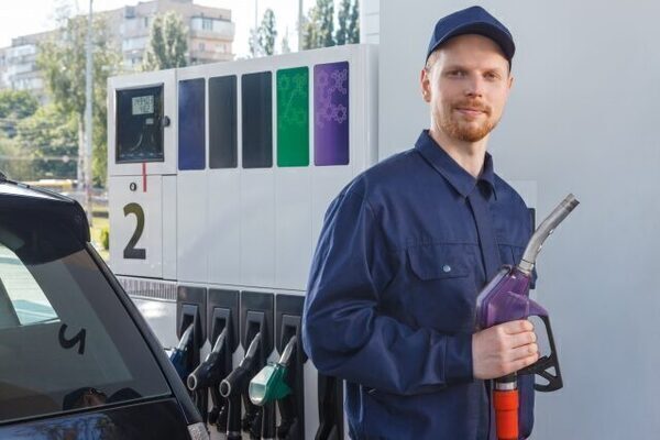 「ガソリンスタンド」は海外で通じないってホント!? なぜ日本では「ガソリンスタンド」なのか