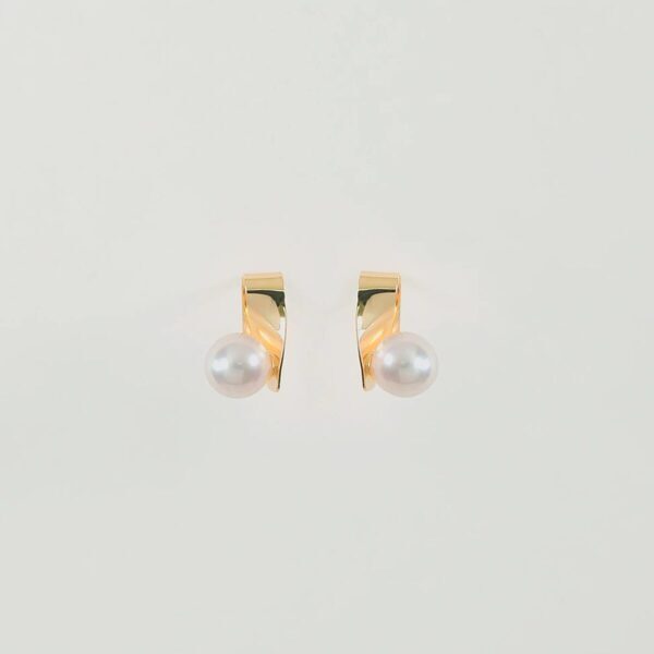 大人のカジュアルを品良く知的に仕上げるパールを「アプデ」。今っぽパールピアスで洗練スタイルを叶える