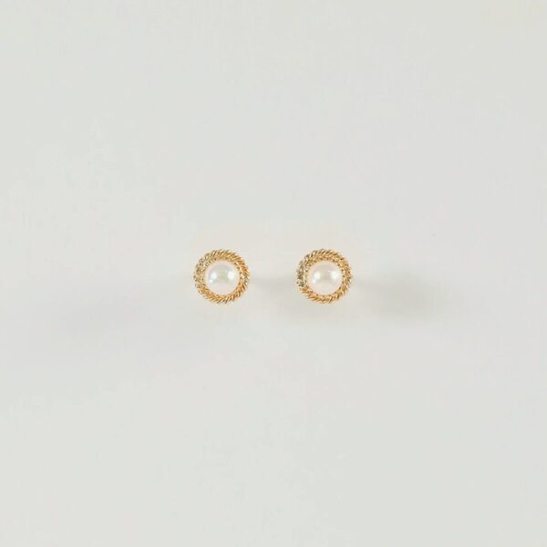 大人のカジュアルを品良く知的に仕上げるパールを「アプデ」。今っぽパールピアスで洗練スタイルを叶える