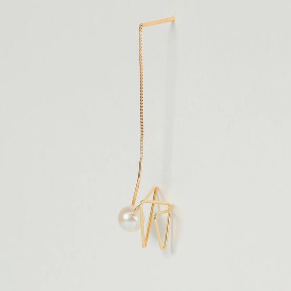 大人のカジュアルを品良く知的に仕上げるパールを「アプデ」。今っぽパールピアスで洗練スタイルを叶える