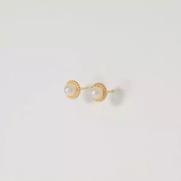 大人のカジュアルを品良く知的に仕上げるパールを「アプデ」。今っぽパールピアスで洗練スタイルを叶える