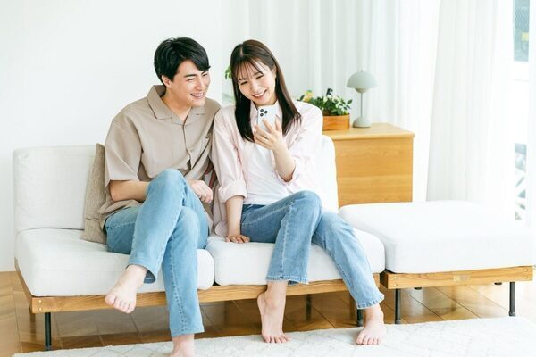 夫の下着、いつから妻が選ぶようになった？ 家庭の買い物にあらわれた、夫婦の“無意識な役割分担”を調査