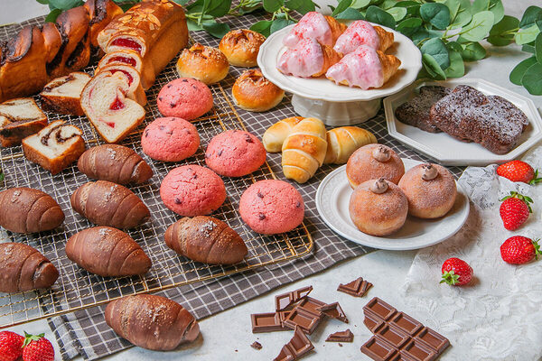 【自家製パン食べ放題】焼き立ての「いちごチョコクロワッサン」も好きなだけ！神戸のベーカリーカフェで期間限定のパンビュッフェが開催