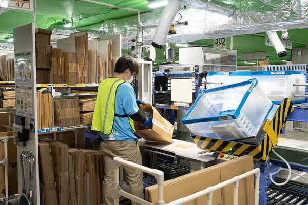 「棚が走る」に衝撃！ Amazon物流拠点に親子で潜入、ロボティクスの現場で知った超速配送のヒミツ