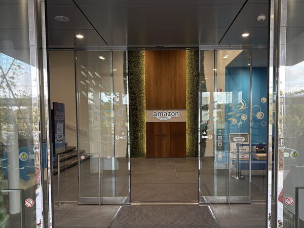 「棚が走る」に衝撃！ Amazon物流拠点に親子で潜入、ロボティクスの現場で知った超速配送のヒミツ