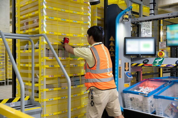 「棚が走る」に衝撃！ Amazon物流拠点に親子で潜入、ロボティクスの現場で知った超速配送のヒミツ