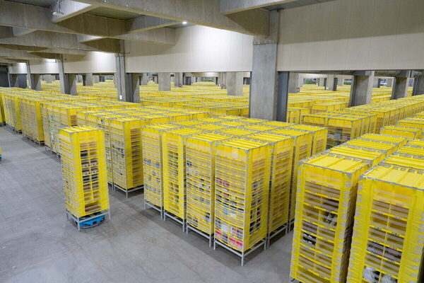 「棚が走る」に衝撃！ Amazon物流拠点に親子で潜入、ロボティクスの現場で知った超速配送のヒミツ