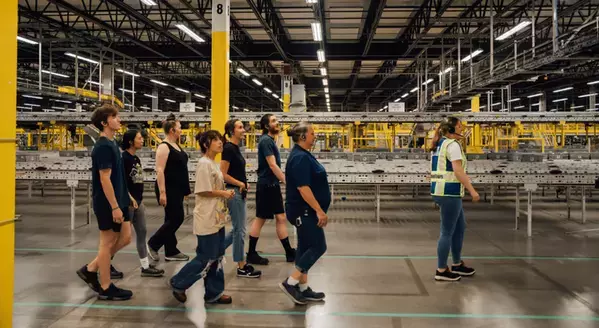 「棚が走る」に衝撃！ Amazon物流拠点に親子で潜入、ロボティクスの現場で知った超速配送のヒミツ