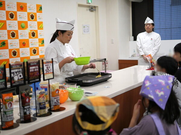 小4息子が焼いたお好み焼きが「衝撃のふわふわ感」に！【オタフク】親子教室で教わった“常識を覆す技”