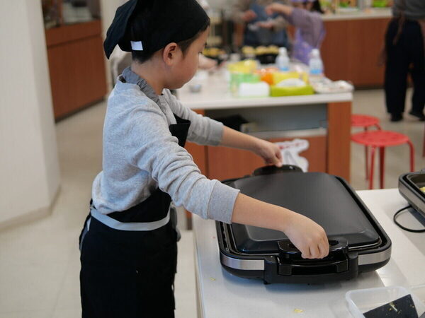 小4息子が焼いたお好み焼きが「衝撃のふわふわ感」に！【オタフク】親子教室で教わった“常識を覆す技”