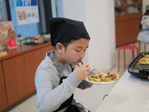 小4息子が焼いたお好み焼きが「衝撃のふわふわ感」に！【オタフク】親子教室で教わった“常識を覆す技”