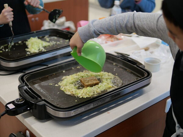 小4息子が焼いたお好み焼きが「衝撃のふわふわ感」に！【オタフク】親子教室で教わった“常識を覆す技”