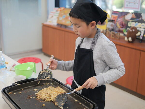 小4息子が焼いたお好み焼きが「衝撃のふわふわ感」に！【オタフク】親子教室で教わった“常識を覆す技”