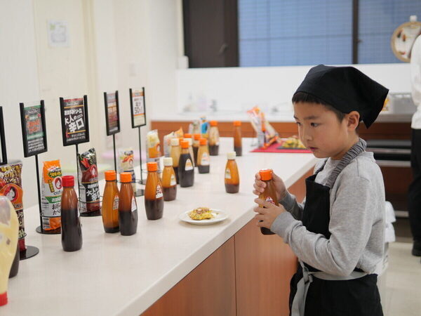 小4息子が焼いたお好み焼きが「衝撃のふわふわ感」に！【オタフク】親子教室で教わった“常識を覆す技”