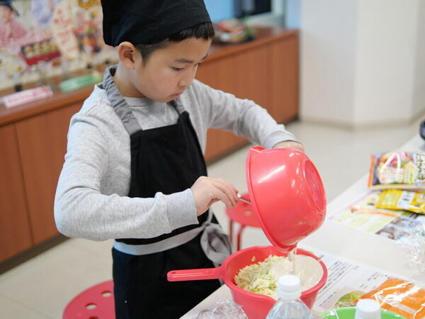 小4息子が焼いたお好み焼きが「衝撃のふわふわ感」に！【オタフク】親子教室で教わった“常識を覆す技”