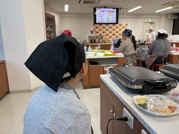 小4息子が焼いたお好み焼きが「衝撃のふわふわ感」に！【オタフク】親子教室で教わった“常識を覆す技”