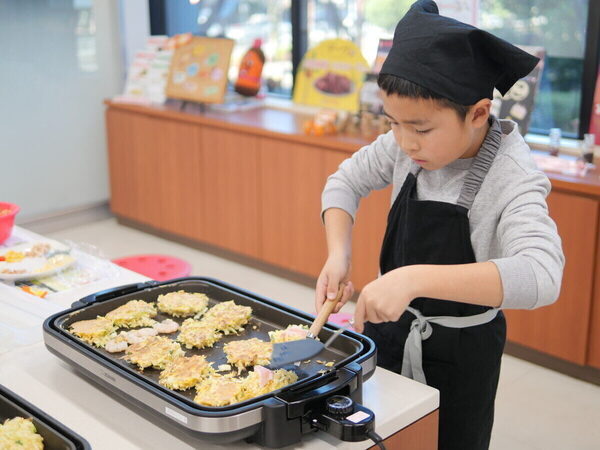 小4息子が焼いたお好み焼きが「衝撃のふわふわ感」に！【オタフク】親子教室で教わった“常識を覆す技”