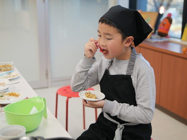 小4息子が焼いたお好み焼きが「衝撃のふわふわ感」に！【オタフク】親子教室で教わった“常識を覆す技”