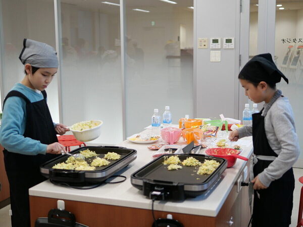 小4息子が焼いたお好み焼きが「衝撃のふわふわ感」に！【オタフク】親子教室で教わった“常識を覆す技”