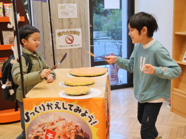 小4息子が焼いたお好み焼きが「衝撃のふわふわ感」に！【オタフク】親子教室で教わった“常識を覆す技”